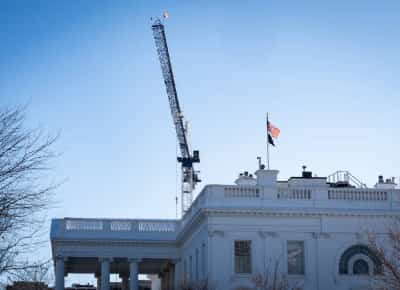 הבית הלבן הוא אתר בנייה בלתי חוקי: טראמפ גייס תרומות מתאגידים ועקף את הקונגרס בדרך לאולם זהב פרטי משלו 