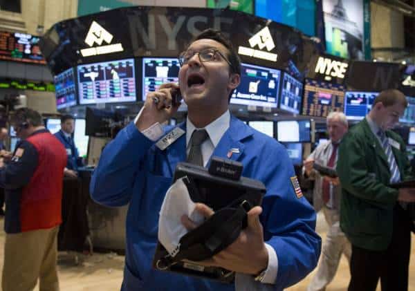 בוול סטריט נושמים לרווחה: הדאו ג'ונס זינק ביותר מאלפיים נקודות