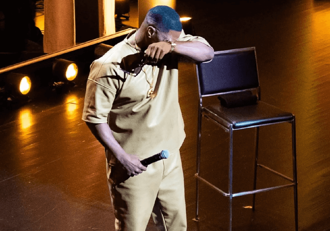 בדמעות מול אולם מלא: ג'יימי פוקס חושף איך הוא כמעט איבד את חייו