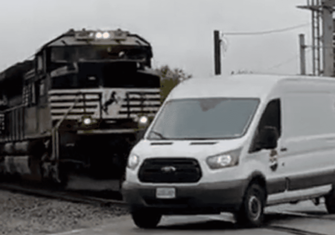 זה היה אמור להיגמר באסון: רכב הצליח להימלט רגעים לפני פגיעת הרכבת