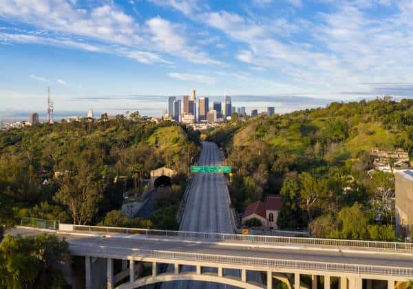 כישלון ידוע מראש: מגבלות הקורונה סייעו בתחילת המשבר, אך כעת קליפורניה מתקשה "לשטח את העקומה"