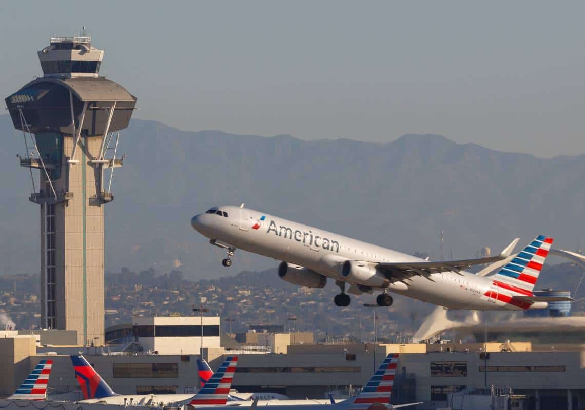 תקרית חריגה בטיסה מניו יורק לקליפורניה: דיילת הותקפה ע"י נוסע שיכור