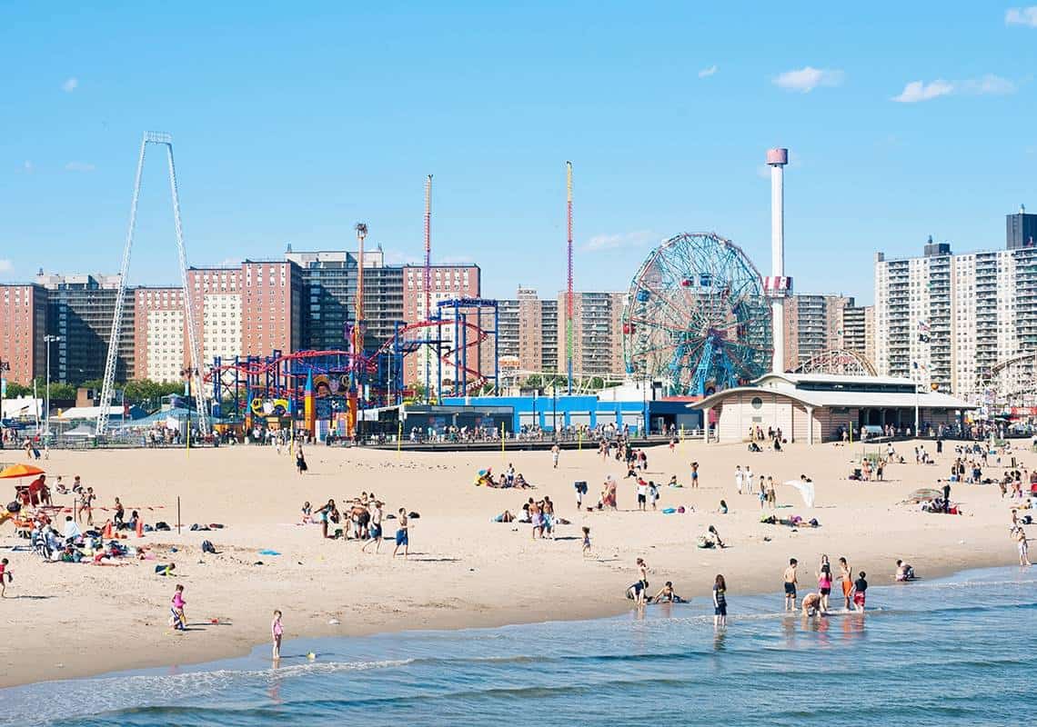 "הקיץ יהיה שונה לחלוטין השנה": ניו יורק נערכת לקראת פתיחת החופים