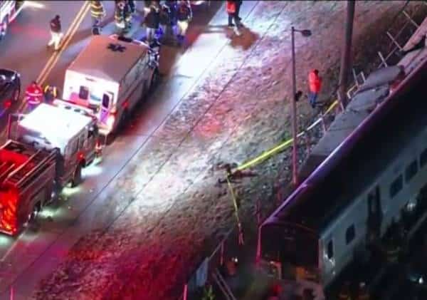 לונג איילנד: שלושה הרוגים בהתנגשות רכבת LIRR במשאית בווסטבורי