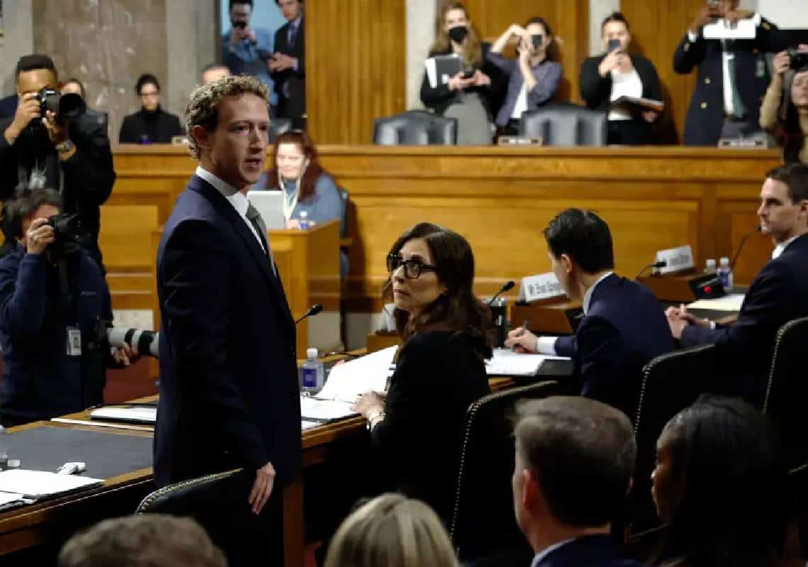 מארק צוקרברג קם מהכיסא, הסתובב לקהל בקונגרס, והתנצל בשידור חי בפני הורים שילדיהם נוצלו מינית ברשת החברתית