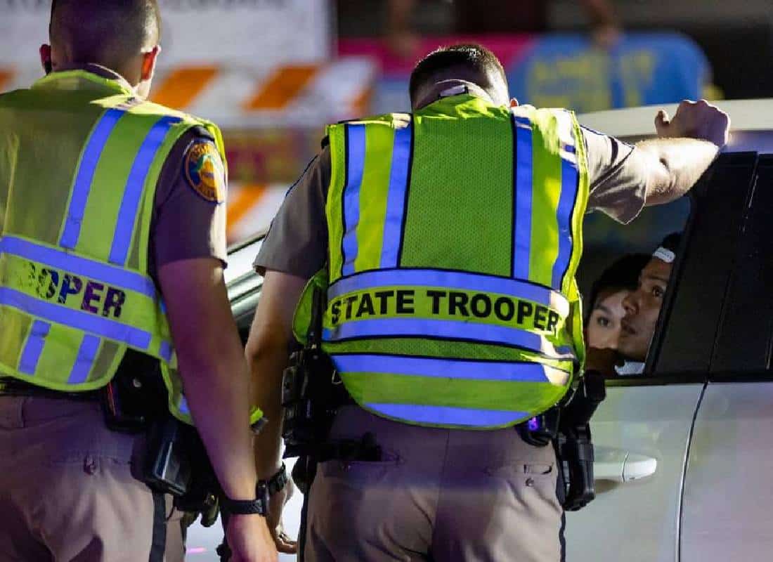 פלורידה מפעילה לחץ חדש על מהגרים בלתי חוקיים: שוטרי תנועה יכולים לעצור ולכלוא נהגים ללא אשרה