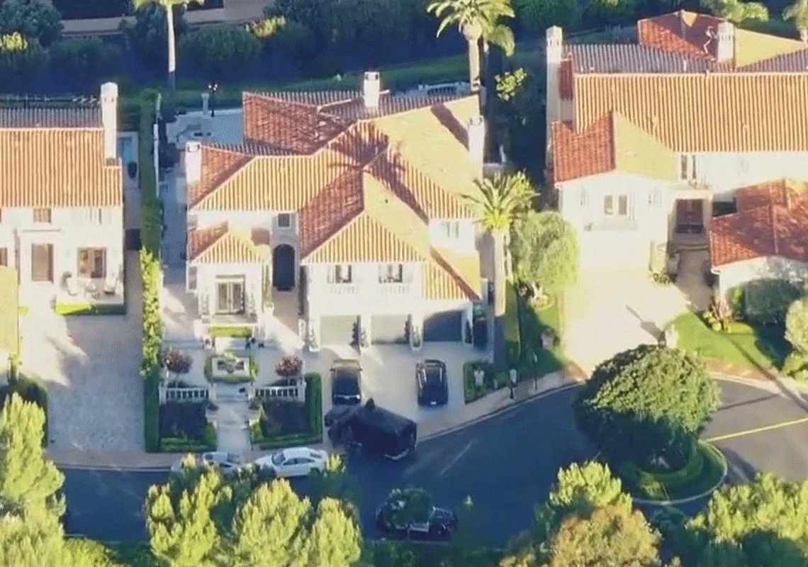 פורצים חמושים חדרו לבית משפחה בדרום קליפורניה: הופתעו על ידי הבעלים שהשיב בירי - פגע באחד וגרם למותו של אחר