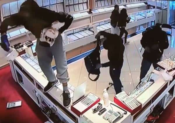 בצהרי היום בלוס אנג'לס ומול מצלמות אבטחה: שוד מזויין בחנות תכשיטים