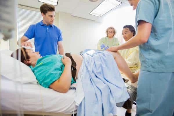 מחקר: בית החולים הנבחר ושעת הלידה עשויים להשפיע על בריאות האם היולדת