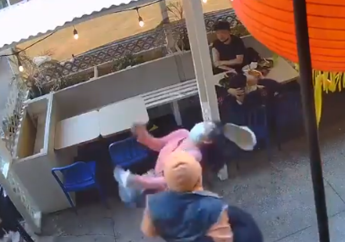 צפו: הותקפה באגרוף ואיבדה את ההכרה – רק בגלל מוצאה האסייתי