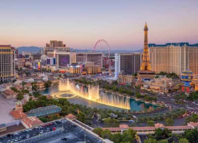 למרות ירידה במספר התיירים: בתי הקזינו בלאס וגאס משיגים שיאי הכנסות של 1.35 מיליארד דולר
