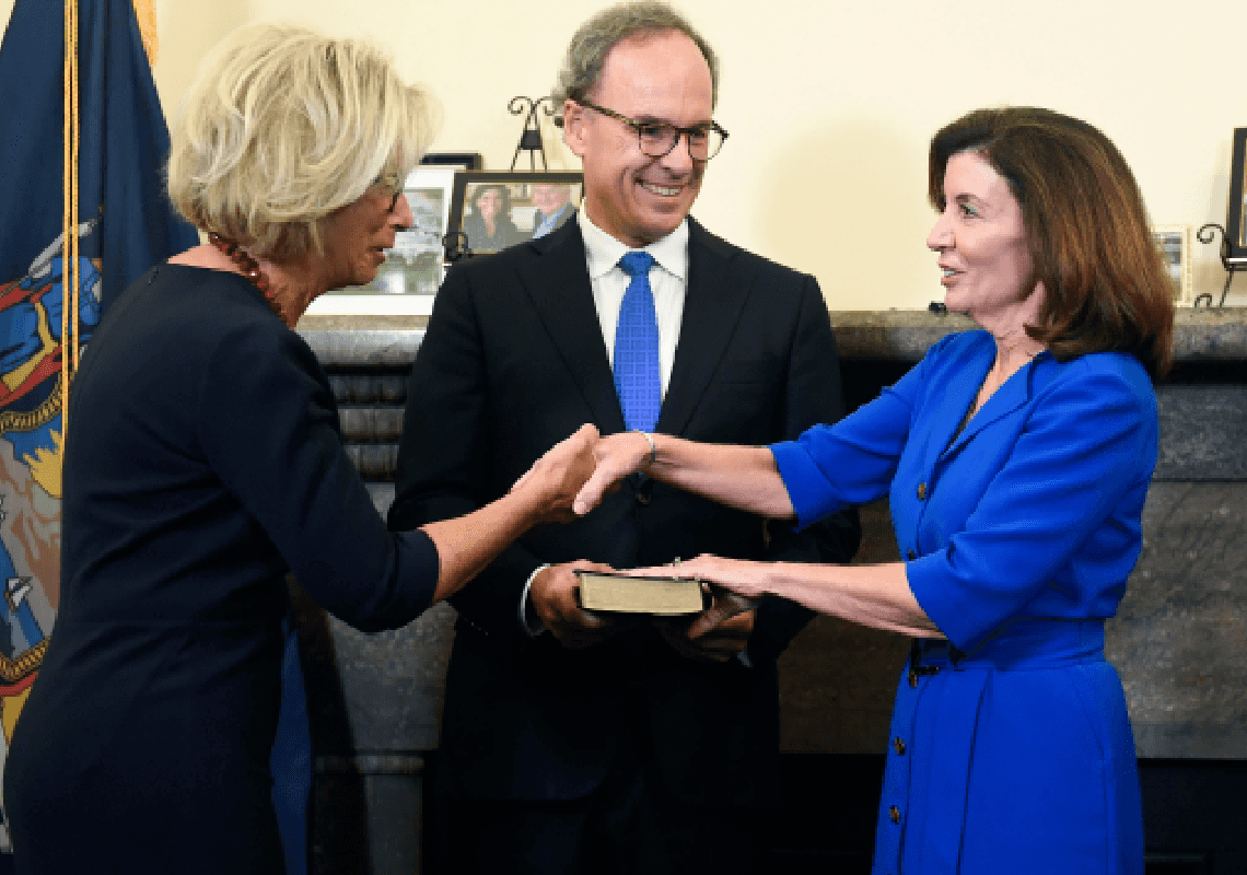 עידן חדש בניו יורק: קאת'י הוקול הושבעה למושלת המדינה 