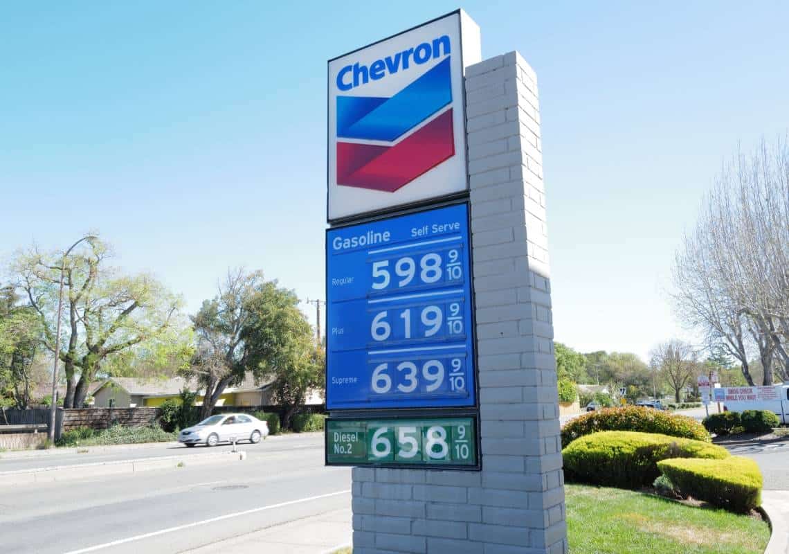 אופטימיות זהירה בלוס אנג'לס: מחירי הדלק ממשיכים לרדת