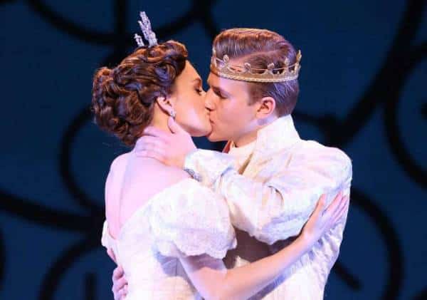 שוב אבדה נעל הזכוכית: המחזמר מברודווי זוכה פרס טוני, סינדרלה, עולה על בימת הפיינטג'ס בהוליווד 