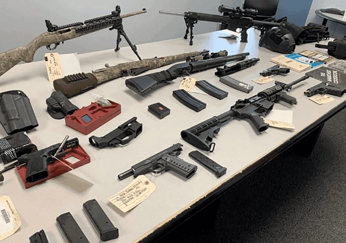 ארסנל נשקים נתפס אצל תושב קליפורניה - שהואשם בהטרדה ואיומים