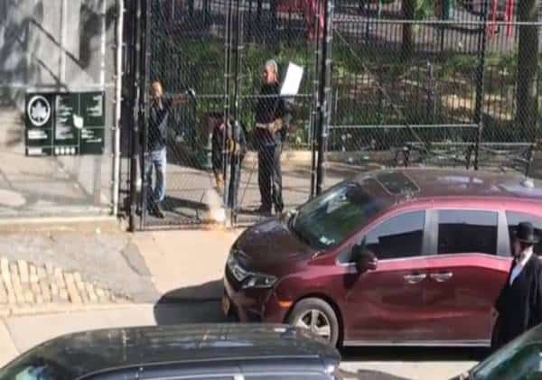 צביעות: ראש העיר נעל את הגן של ילדי השכונה היהודיים אך הרשה הפגנת המונים של BLM - בתגובה אנשי הקהילה עשו מעשה