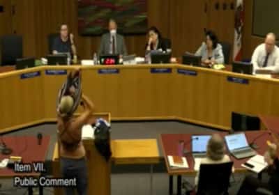 התפשטה מול חברי מועצה בקליפורניה כדי למחות על מתן גישה לטרנסג'נדרים לחדרי הלבשה של בנות