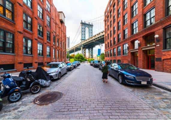 ניו יורק: שודד ניסה לברוח מהמשטרה, קפץ מגשר ברוקלין ונפצע קשה