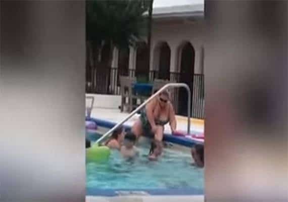 רץ ברשת: אשה עשתה בבריכה בפלורידה מעשה דוחה במיוחד