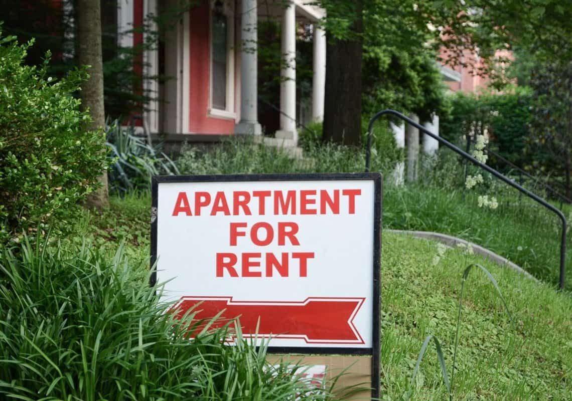 דיירים מרוצים, בעלי נכסים זועמים: הקרב על פיקוח שכר הדירה בקליפורניה