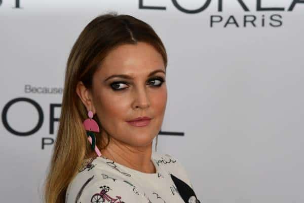 דרו ברימור מבלה בגיי בר מפורסם בניו יורק: רגע, מה?