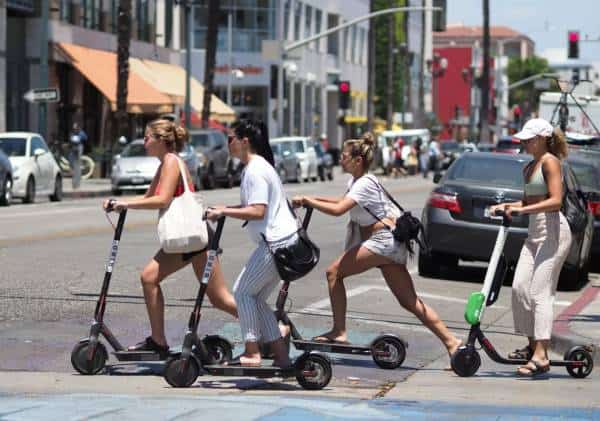 לוס אנג'לס נאבקת ברוכבים בקורקינט החשמלי: זינוק עצום בכמות הדו"חות שחולקו במהלך הקיץ