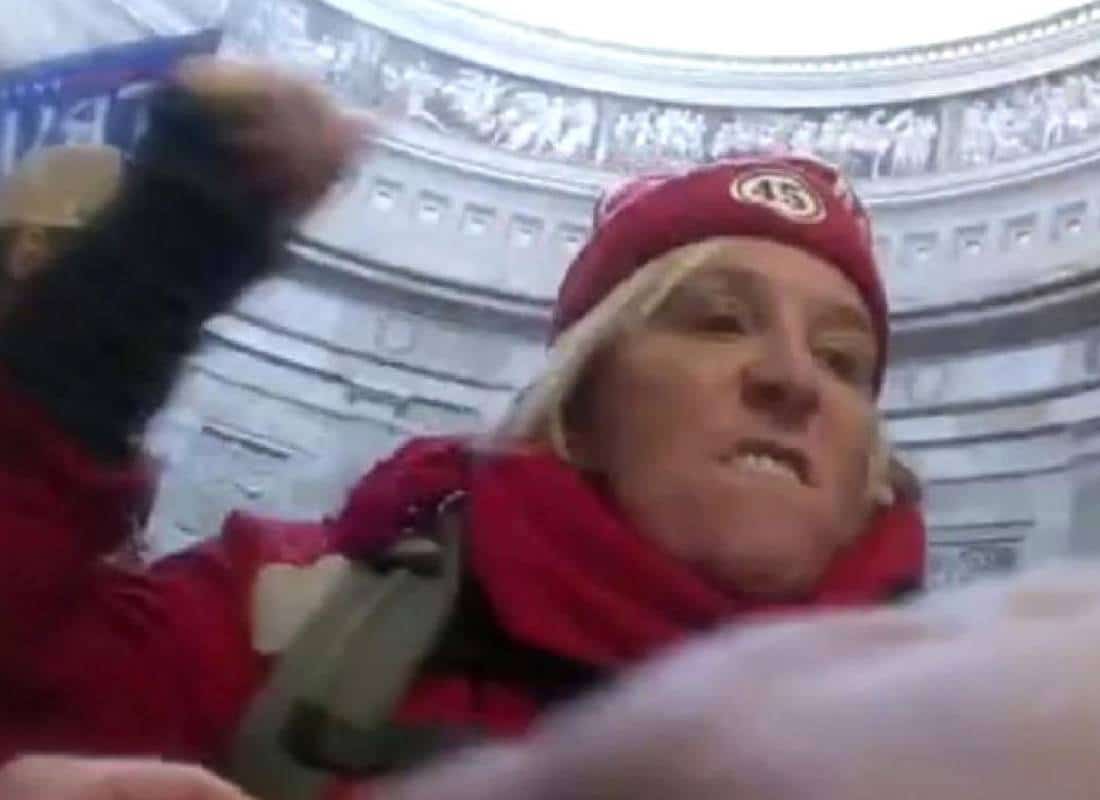 רופאה תכנס לכלא על הכאת שוטרת במהומות הקפיטול 