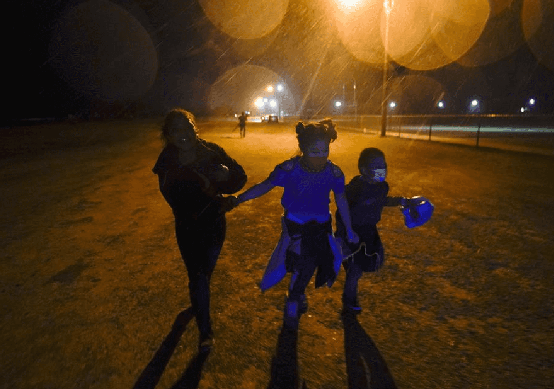 תחקיר: ממשל ביידן מטיס בחשאי מהגרים קטינים מטקסס לניו יורק