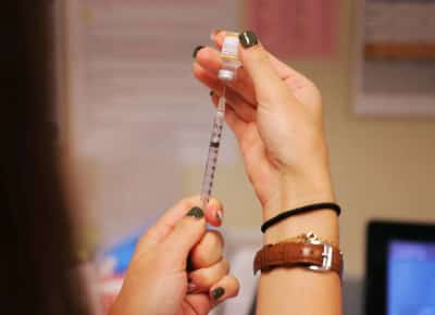 מרד במשרד הבריאות: המרכז לבקרת מחלות ומניעתן מתמרד נגד קנדי וממשיך להמליץ על חיסוני קורונה לילדים