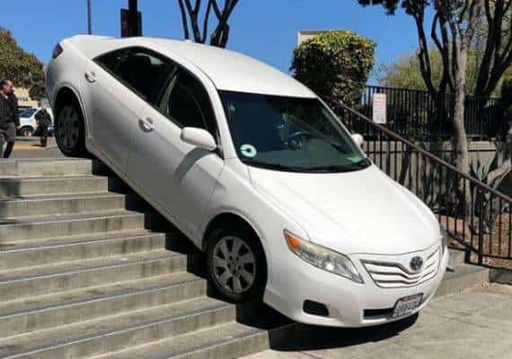 סן פרנסיסקו: תאונה נוספת למכונית האוטונומית של אובר. איבדה שליטה בנסיעה אל עבר גרם מדרגות