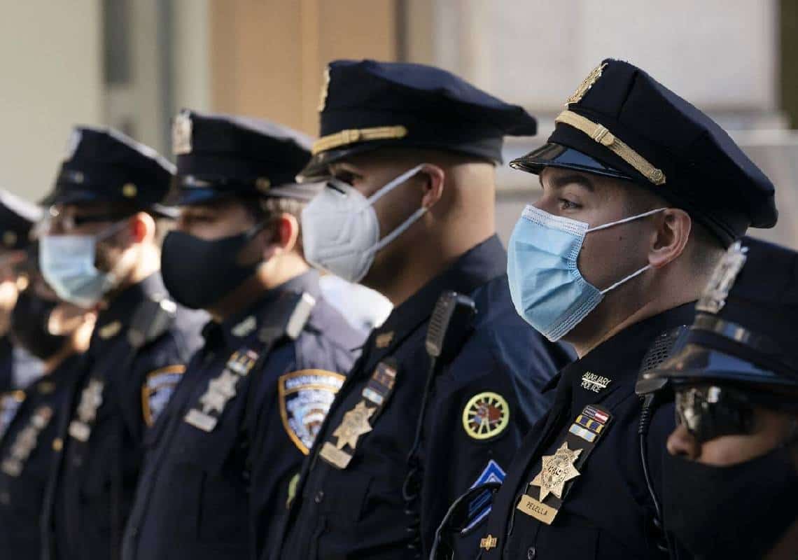 שוטרים מניו יורק עתרו לביהמ"ש בדרישה לבטל את חובת החיסונים לעובדי העירייה