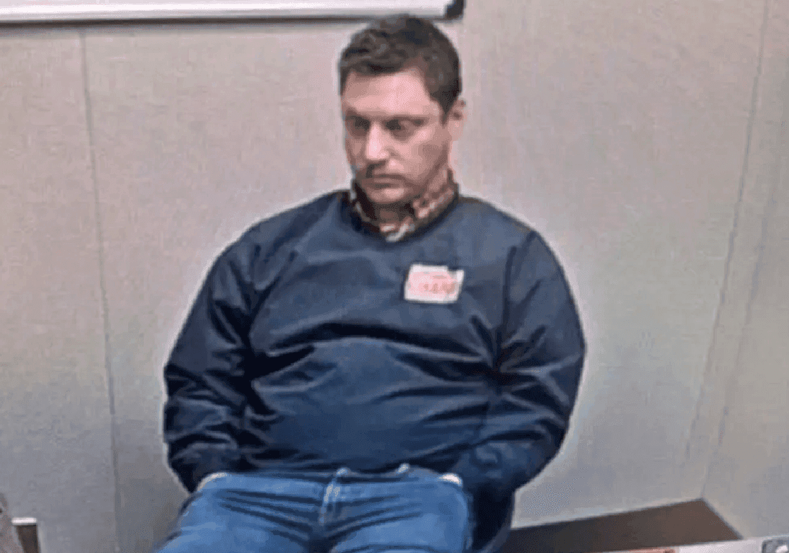 קליפורניה: אישה מצאה מצלמה נסתרת בשירותים - והסגירה את בעלה שנעצר בגין פורנוגרפיית ילדים 