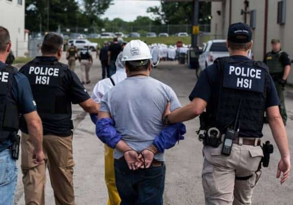 עוקץ בעמק: ICE עצרה 8 תושבי ואלי לוס אנג'לס בחשד להונאת בנקים