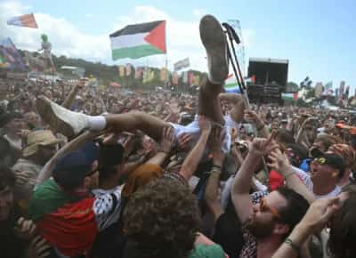 להקת פאנק בריטית קראה: מוות לצה"ל - בפסטיבל גלסטונברי