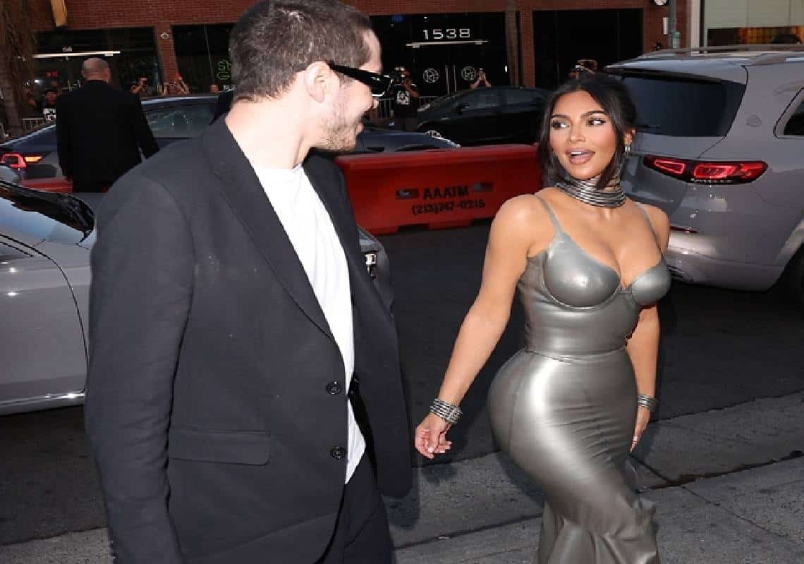 הופעת בכורה: קים קרדשיאן ובן זוגה הגיעו יחד לפרמיירה לכבוד העונה החדשה של ״משפחת קרדשיאן״