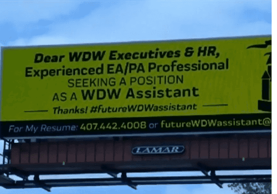 קנה שלט פרסומת כדי למצוא עבודה בדיסני: "אני לא עוד פיסת נייר"