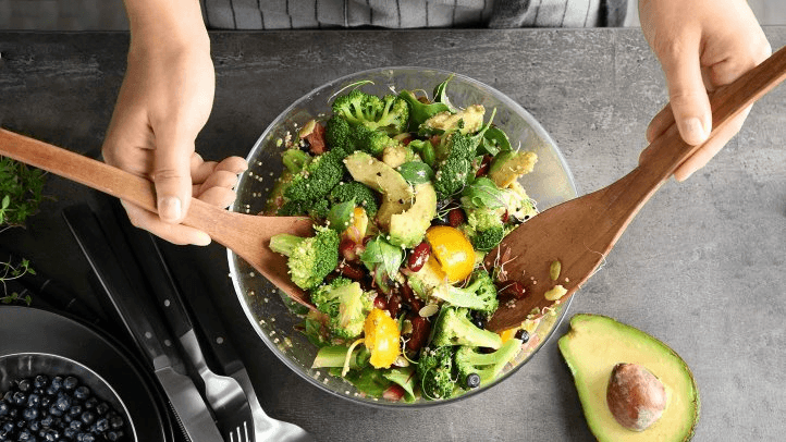 המדריך המלא: כיצד לאכול בריא מבלי לחרוג מהתקציב