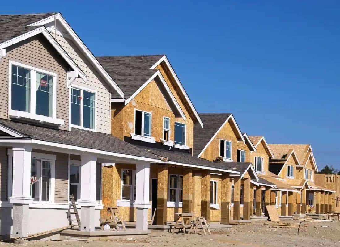 לבנות או לקנות? סקר חדש חושף את האמת מאחורי עלויות הבנייה בארה"ב