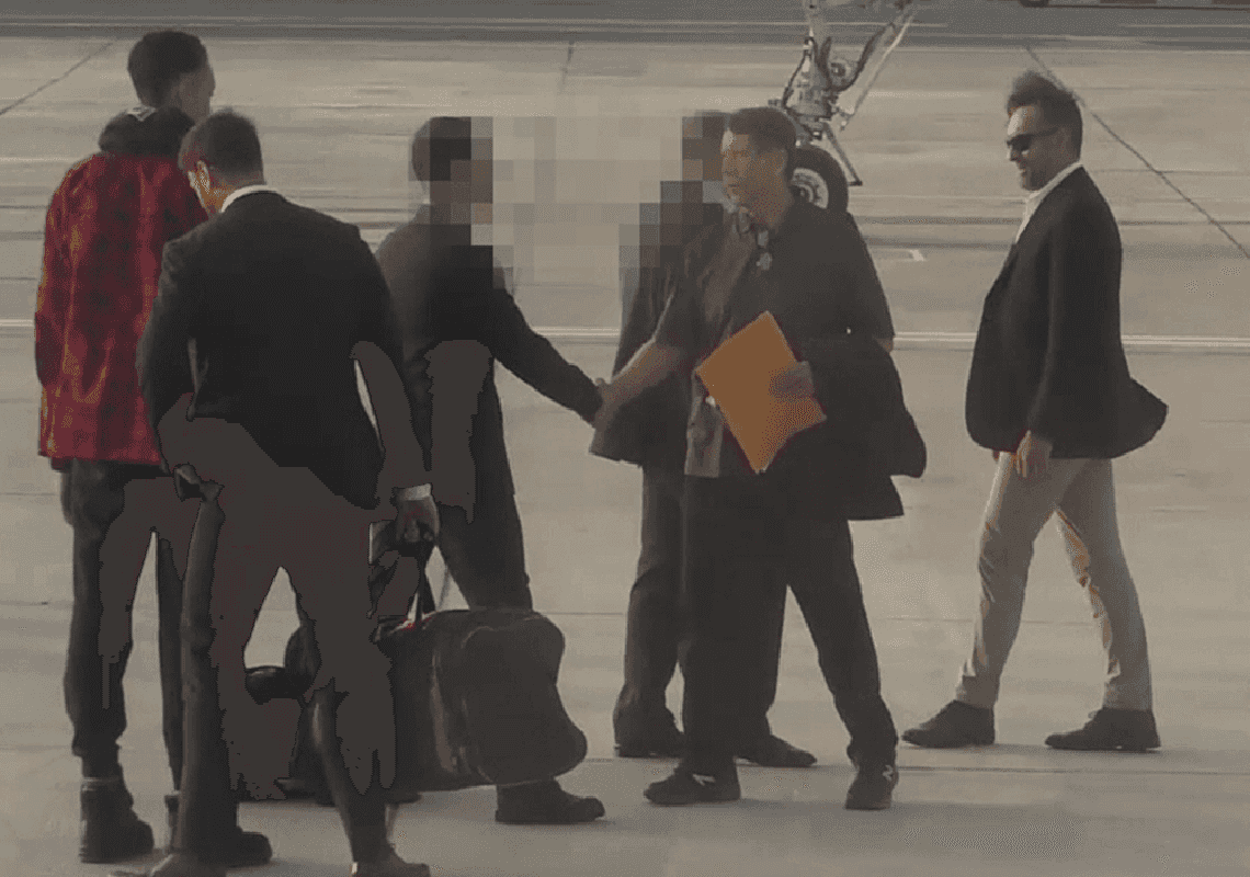 כך נראית עסקת החלפת שבויים: תיעוד דרמטי מהרגע שבו גרינר שוחררה תמורת 'סוחר המוות' הרוסי 