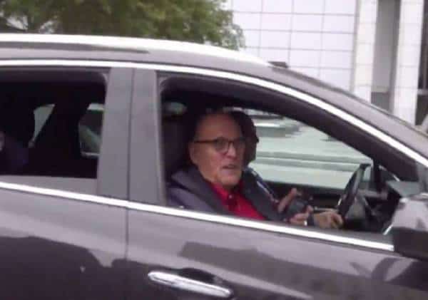 גועל-נפש: מתקפה נגד רודי ג'וליאני וארגון "יהודים למען טראמפ" - מפגינים התקבצו והטיחו בהם ביצים "לכו תז%יינו"