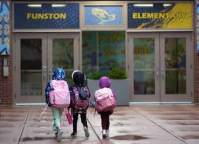 פחד ברחובות שיקגו: גז מדמיע ליד בית ספר יסודי במהלך מבצע גירוש מהגרים