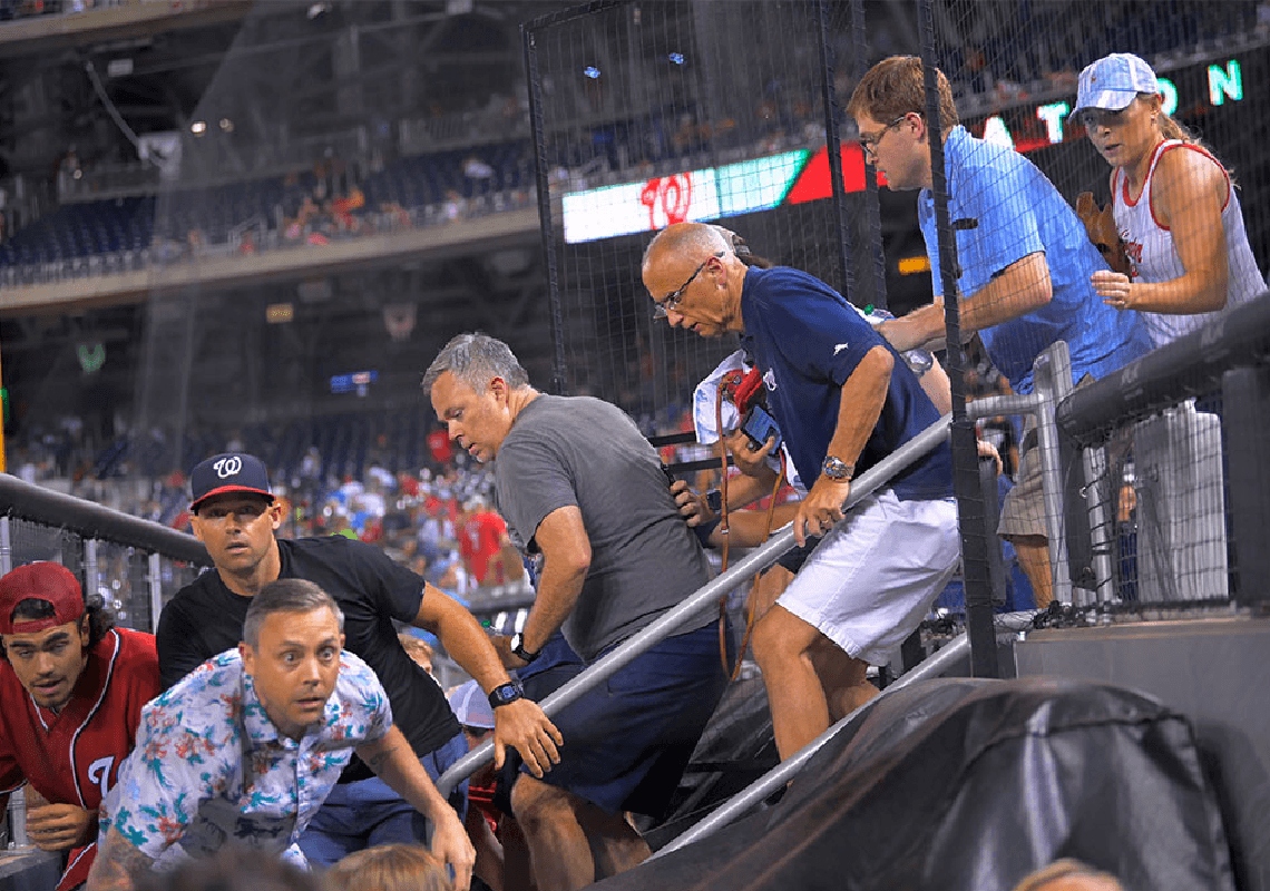 "משהו מטורף קורה באצטדיון": ארבעה נפצעו באירוע ירי מחוץ למשחק בייסבול בוושינגטון