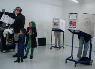 קרב אדירים בניו יורק: הבחירות לראשות העיר שהפכו למאבק על זהותה של המטרופולין הגדולה באמריקה