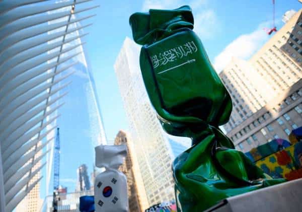 חוסר רגישות? משפחות נרצחי 9/11 במחאה כנגד דגל סעודי שהוצב במרכז הסחר העולמי