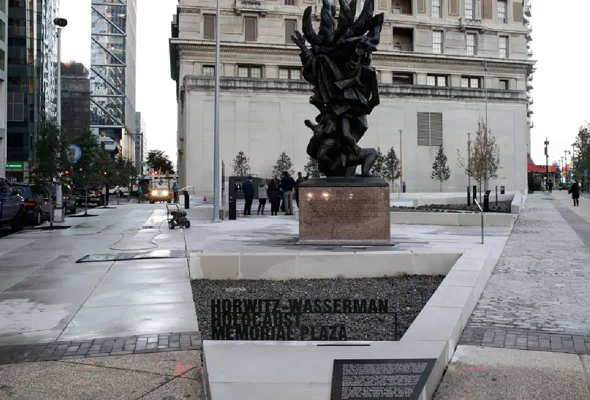 צלב קרס רוסס על אנדרטת השואה בפילדלפיה - טראמפ התייחס לתקרית: "ננקה את מרכזי הערים מצלבי הקרס"