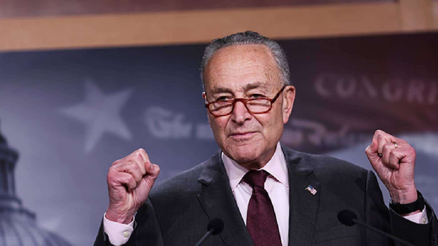 נגד עצת המומחים: הדמוקרטים העבירו 700 מיליארד ל"חוק הפחתת האינפלציה", כלכלנים מזהירים - "לזרוק דלק על מדורה"