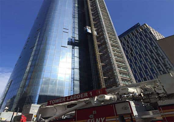 תקועים במרומים: מתקיני חלונות בניו יורק חולצו מהקומה ה-46