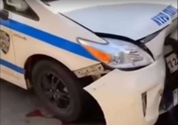  תועד בניו יורק: השוטר זעם על הפקק ופצח בהשתוללות מוטורית