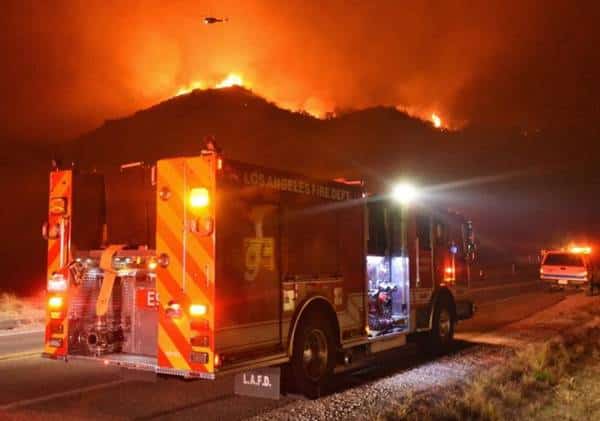 דרום קליפורניה: שריפה גדולה פרצה בסמוך לסנטה ברברה, מאות תושבים פונו מבתיהם