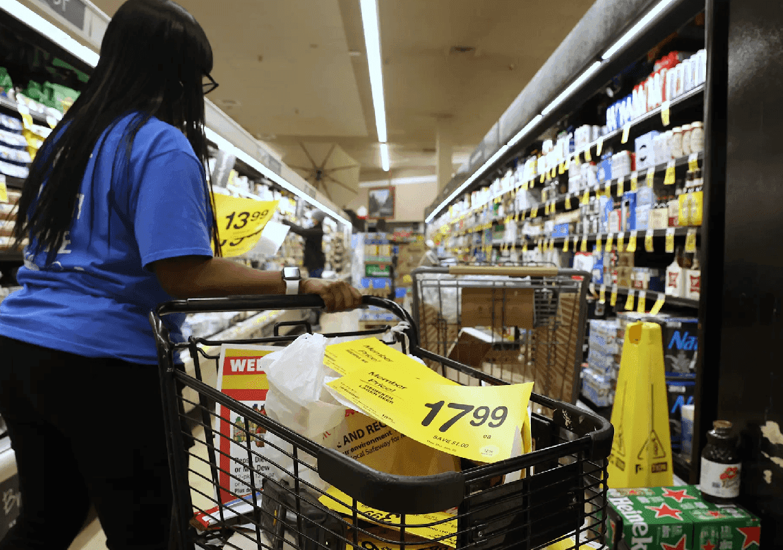 האינפלציה עולה לאמריקאי הממוצע 460 דולר נוספים בחודש 